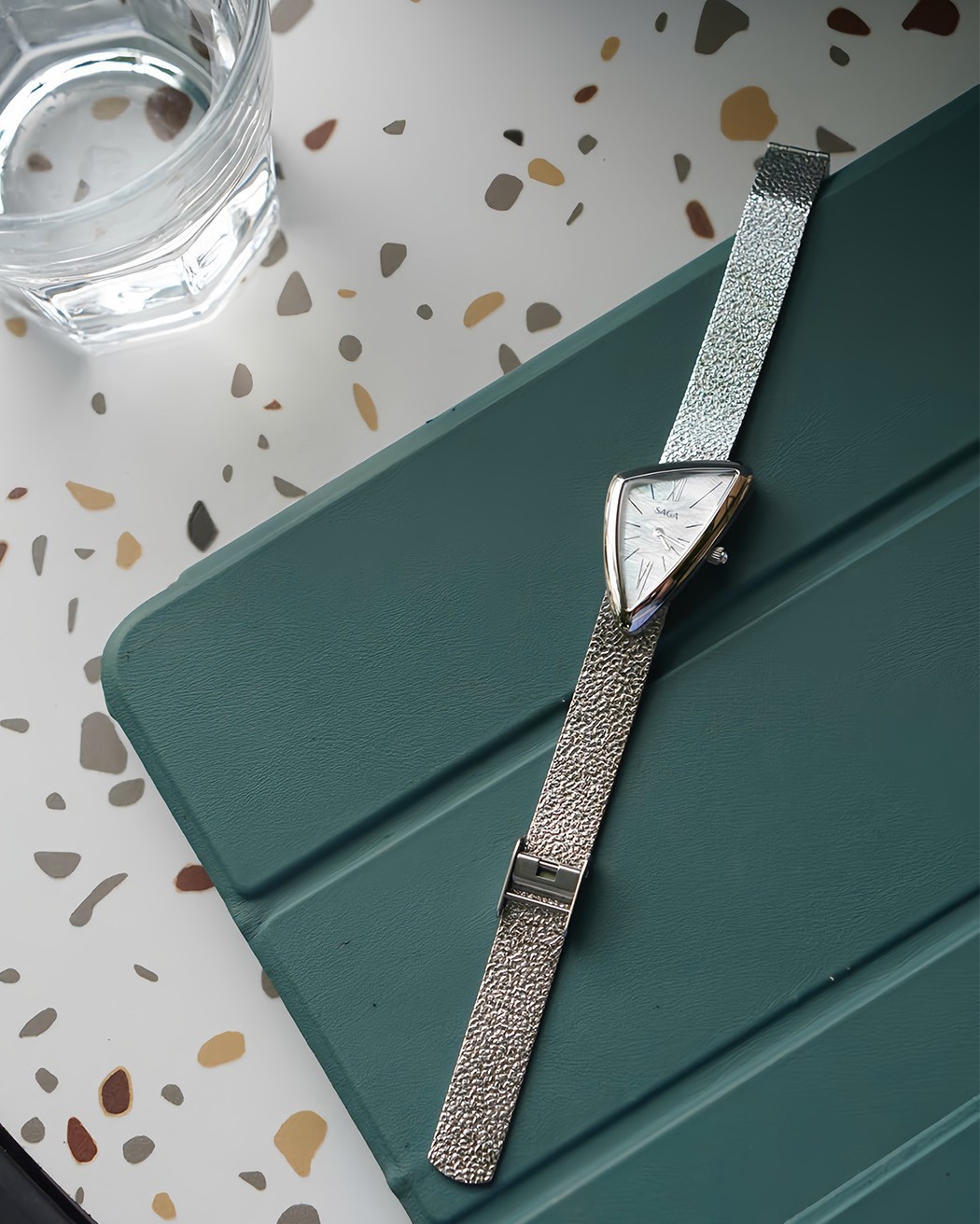 Cận cảnh chiếc Saga Triangle mặt xà cừ của diẽn viên Kim Nhã đeo