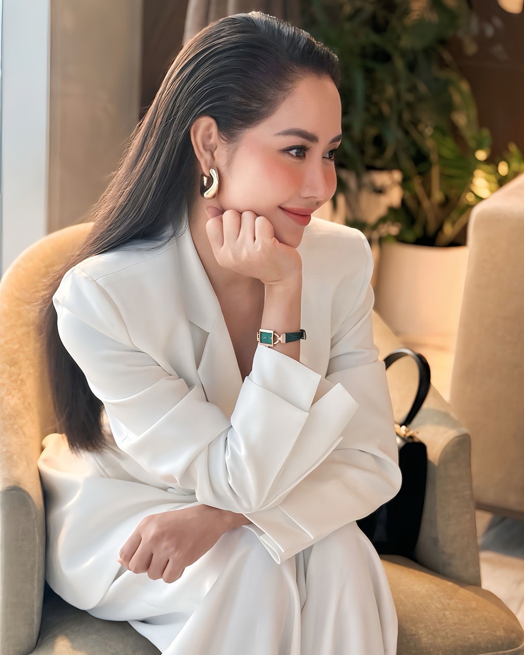 Tường Vi diện Saga - Ngôn ngữ cá tính riêng biệt của riêng Nàng 5 Saga MOPS Diamonds 71936-RGGRGR-2 dây da cá sấu đính kim cương sang trọng trên tay diễn viên Tường Vi