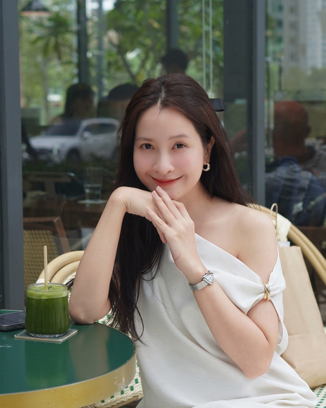 Kim Nhã chill trong một buổi cà phê, các món phụ kiện tôn lên được sự rực rỡ của nàng