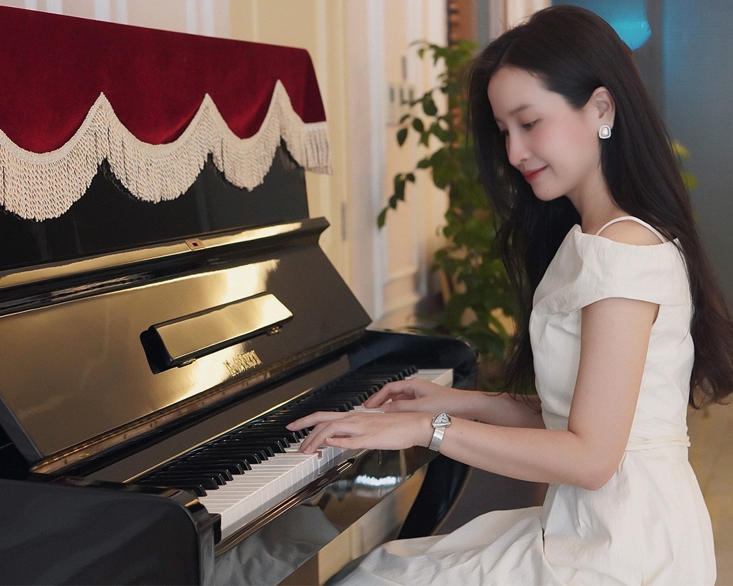 Diễn viên Kim Nhã rạng rỡ diện Saga trong khoảnh khắc đời thường