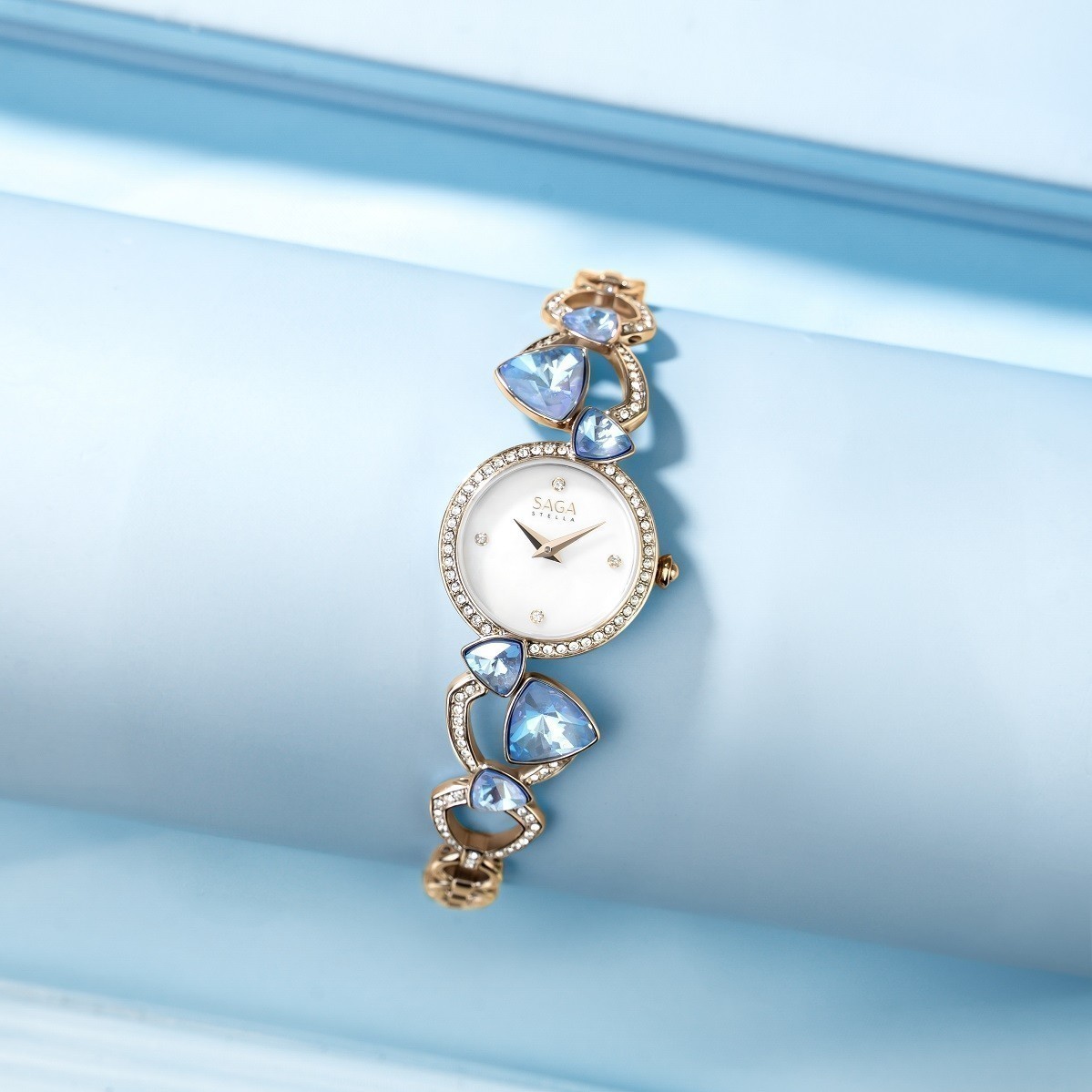 Saga Fly Of A Kite với thiết kế dây lắc độc đáo