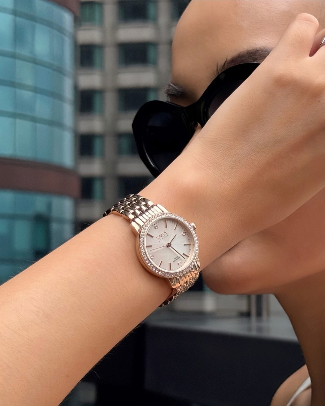 Á hậu Nguyễn Thanh Thanh toát ra vibe "phú bà" khi diện Saga 2 Đồng hồ Saga trên tay Á hậu Nguyễn Thanh Thanh