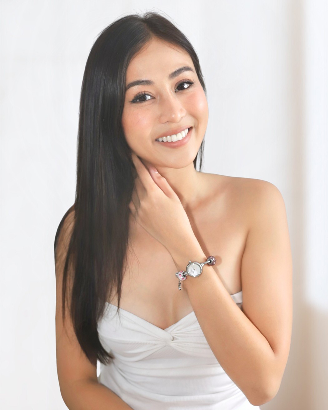 Á Hậu Tuyết Như đeo Saga - Phong cách nào cũng thời trang 2 Á hậu Tuyết Như diện đồng hồ Saga Charm nhẹ nhàng 53229-SVMWSV-7