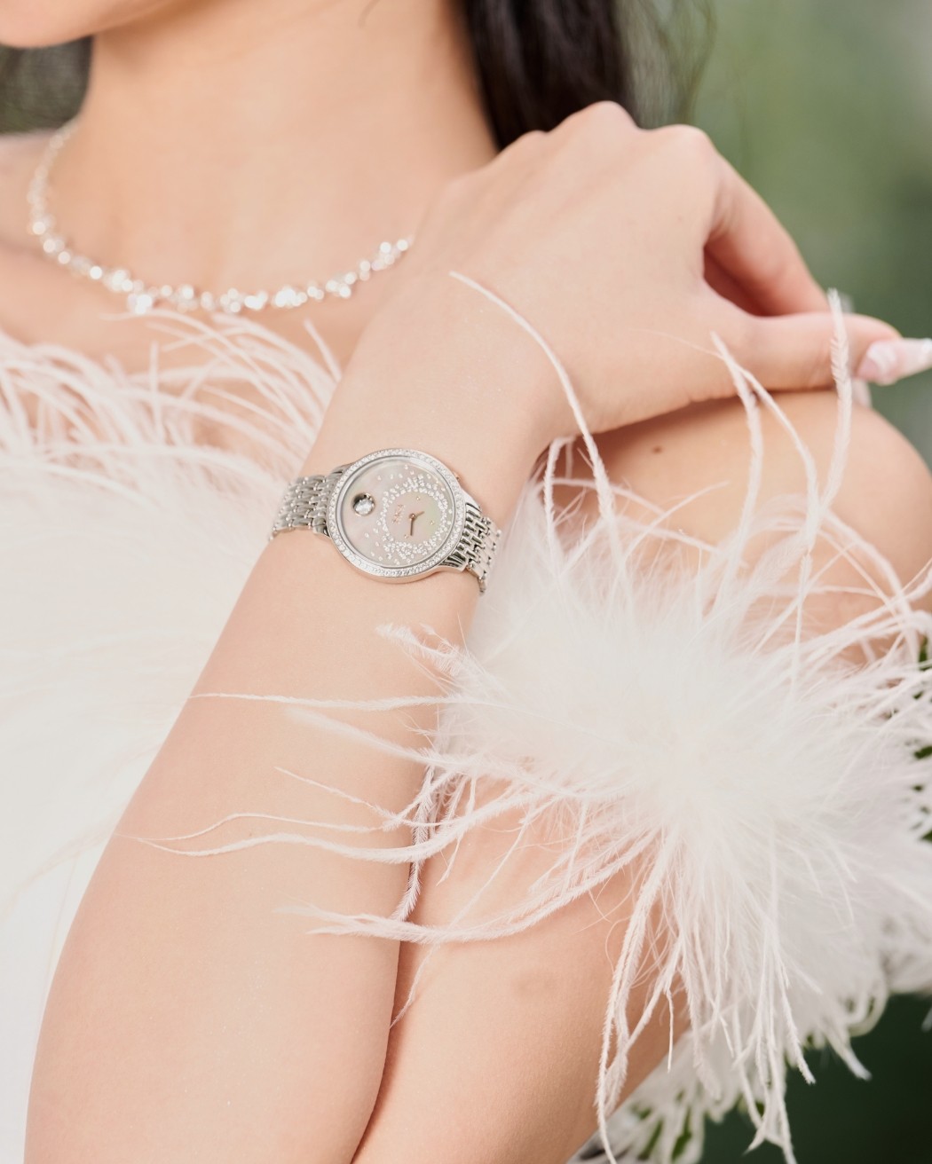 Hoa hậu Trương Thùy Trang diện Saga - Tỏa sáng thanh lịch 4 Đồng hồ Saga Dancing Heart 53766-SVSVSV-2 trên tay Hoa hậu Trương Thùy Trang