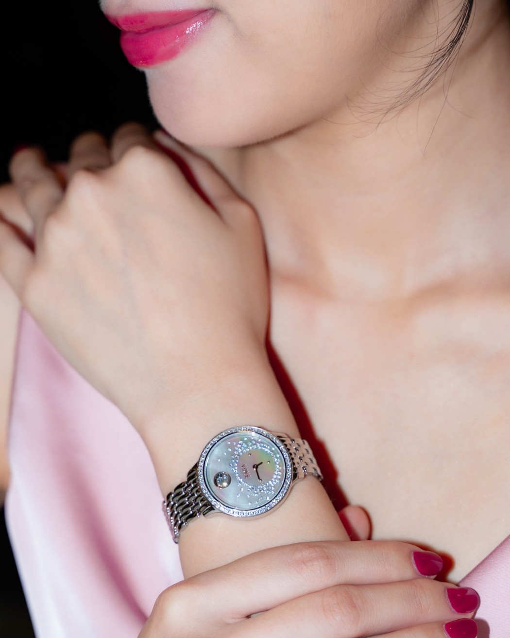 Hoa hậu Trương Thùy Trang diện Saga - Tỏa sáng thanh lịch 7 Hoa hậu Trương Thùy Trang đeo đồng hồ Saga