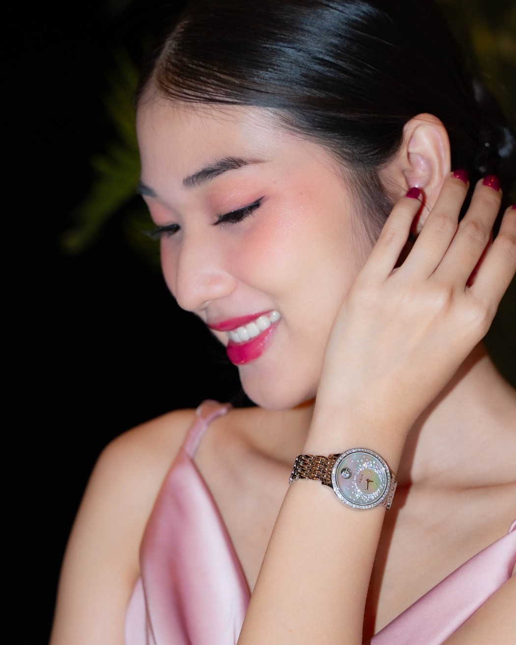 Hoa hậu Trương Thùy Trang diện Saga - Tỏa sáng thanh lịch 8 Hoa hậu Trương Thùy Trang khoe sắc cùng Saga