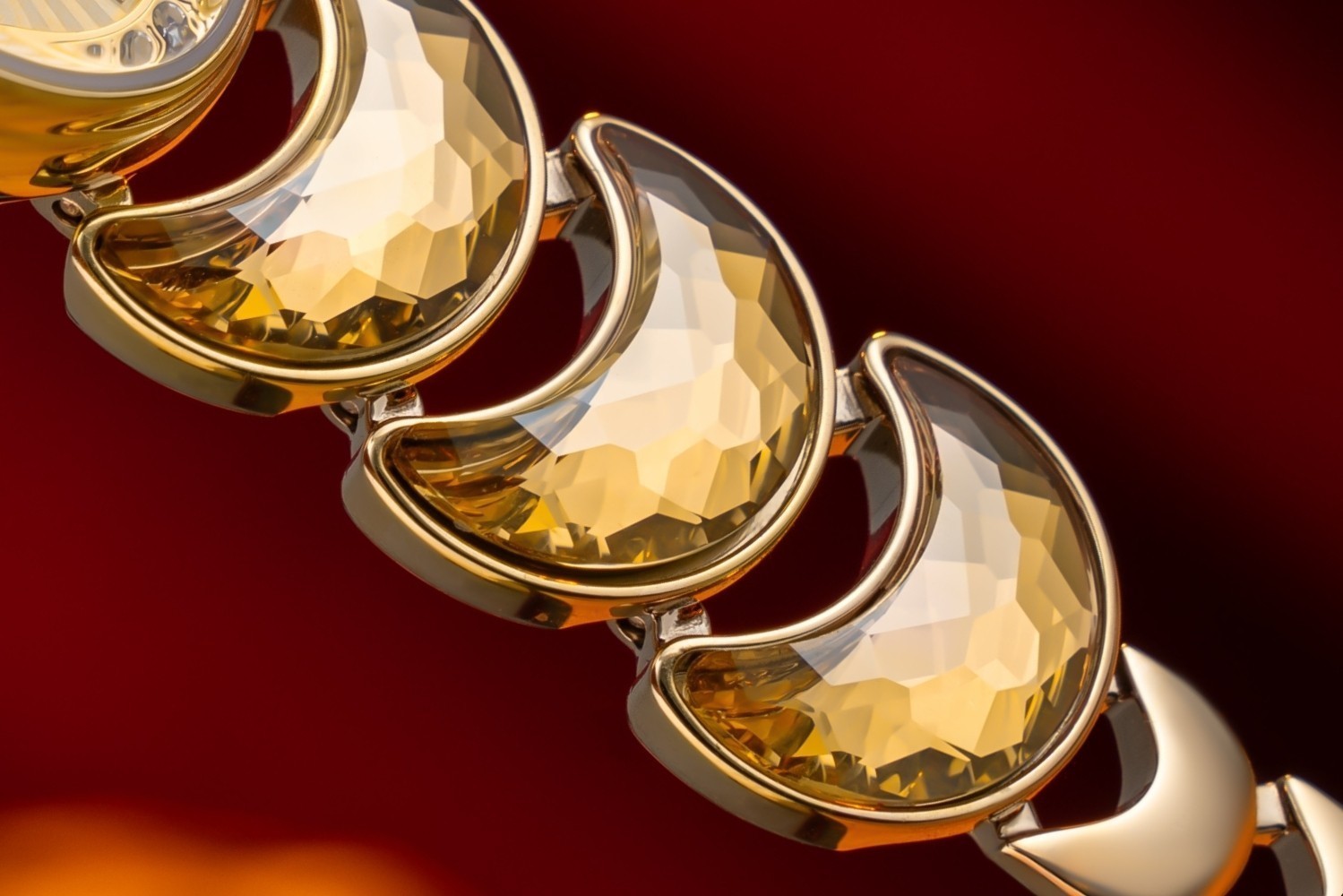 Dây đeo Saga Lunar hình trăng khuyết