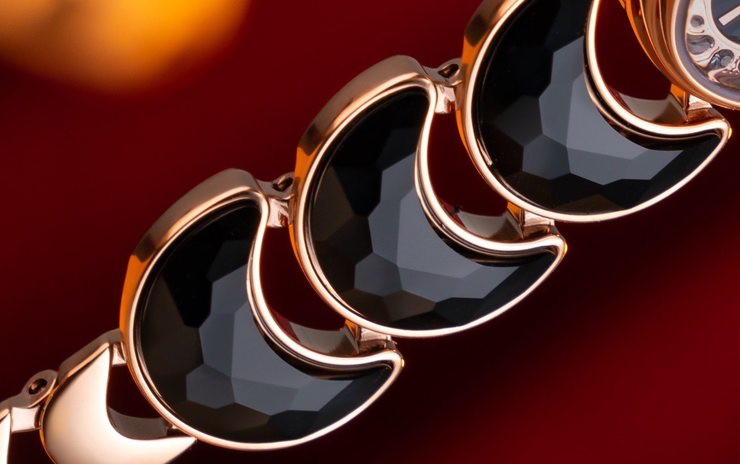 Dây đeo hình trăng khuyết của Saga Lunar