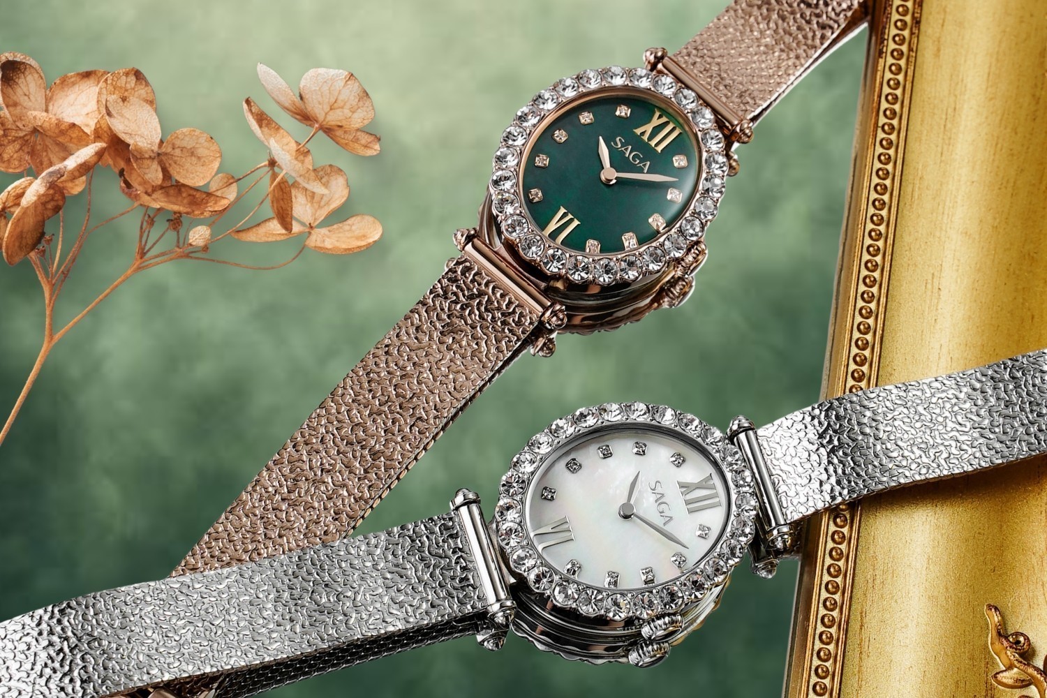 Mặt số mang dáng oval của Saga Mirror