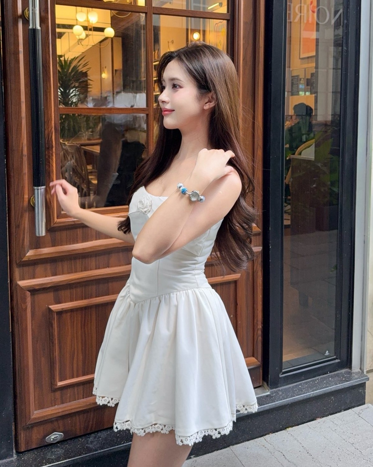 Anh Thư đeo vòng tay Charm