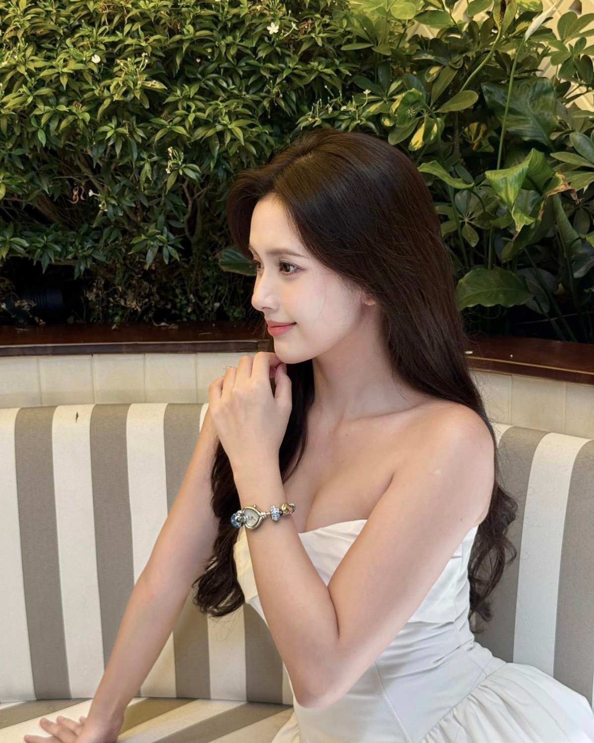 Anh Thư đeo vòng tay Charm