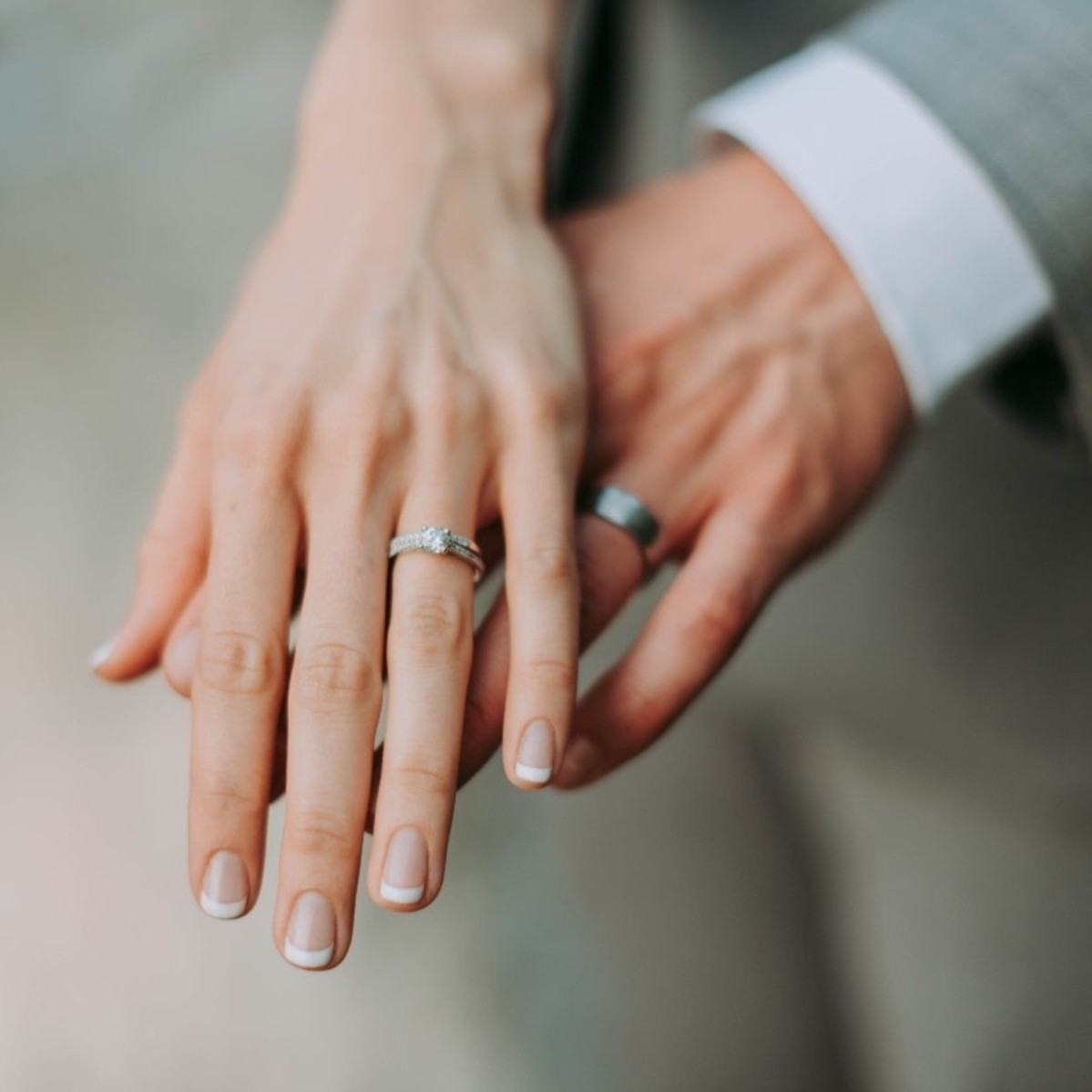 Đeo nhẫn tượng trưng cho tình yêu lứa đôi