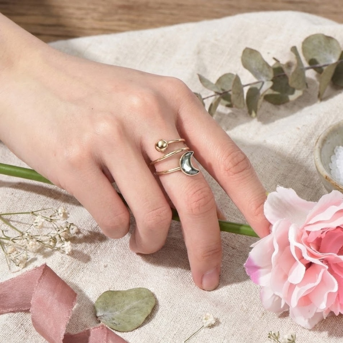 Đeo nhẫn tay phải thu hút tài lộc