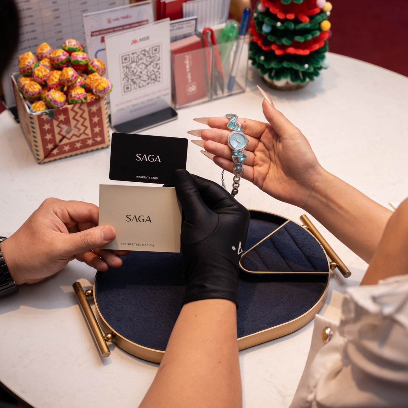 Quyền lợi khi mua đồng hồ nữ chính hãng tại Saga Vietnam
