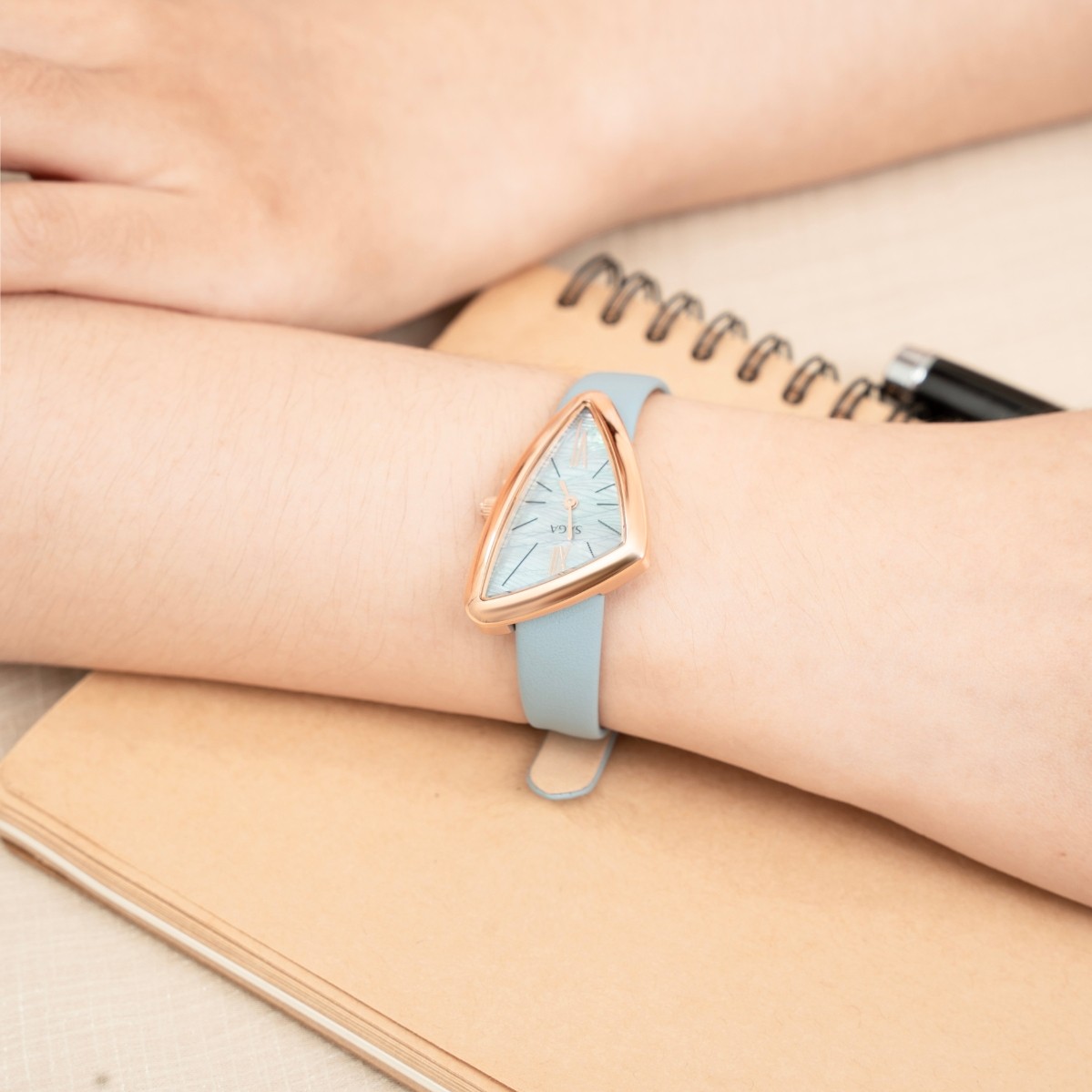 Saga Triangle 80746-RGLBLB-2 đầy thanh lịch trên cổ tay Nàng