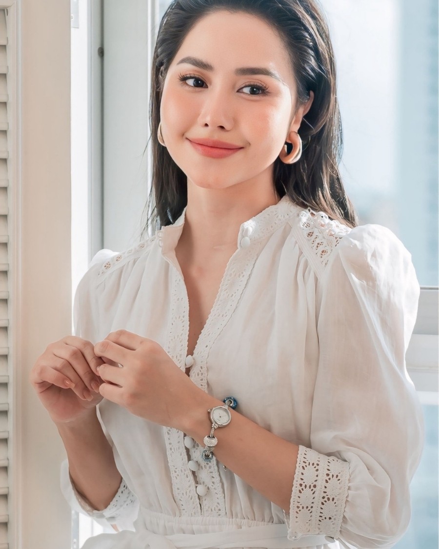 Tường Vi đeo đồng hồ Saga