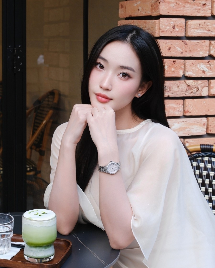 Huệ Chi đeo đồng hồ Saga đi cafe