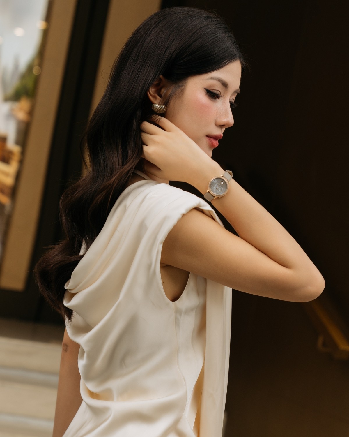 Mẫu diện đồng hồ Saga Dancing Heart trên tay