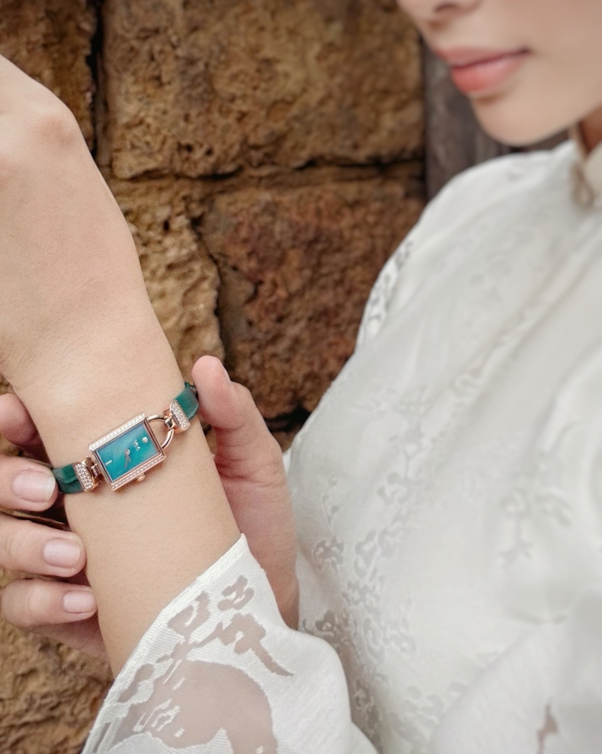 Quỳnh Trang diện Saga 71936-RGGRGR-2 - Ảnh 3