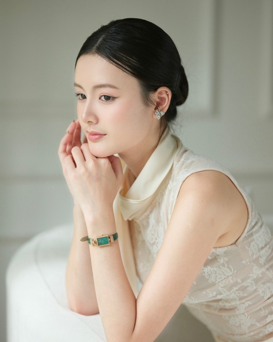 Thanh Phương đeo đồng hồ Saga MOP Diamonds