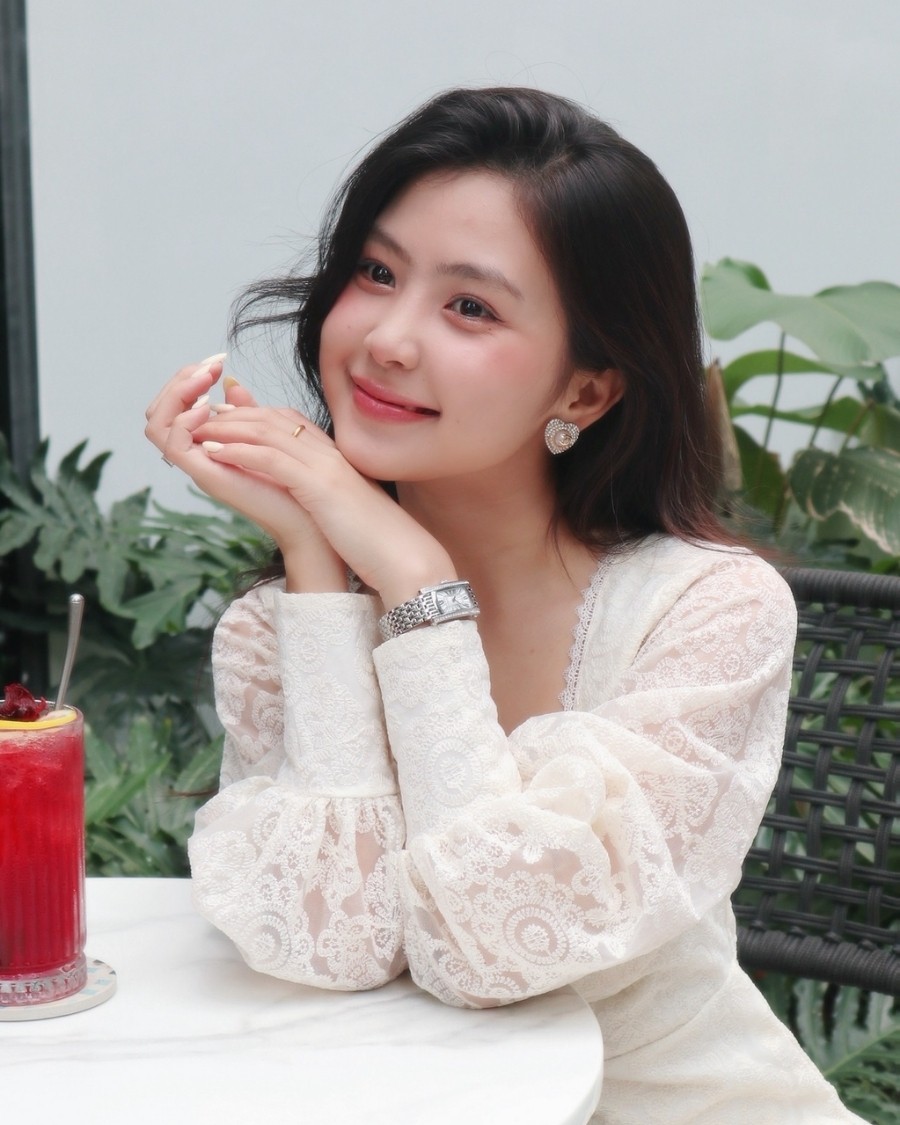 Ngân Ngân đeo đồng hồ thời trang Saga