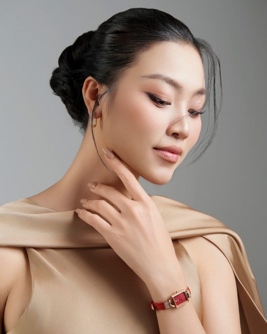 Thu Thủy và đồng hồ Saga trên tay