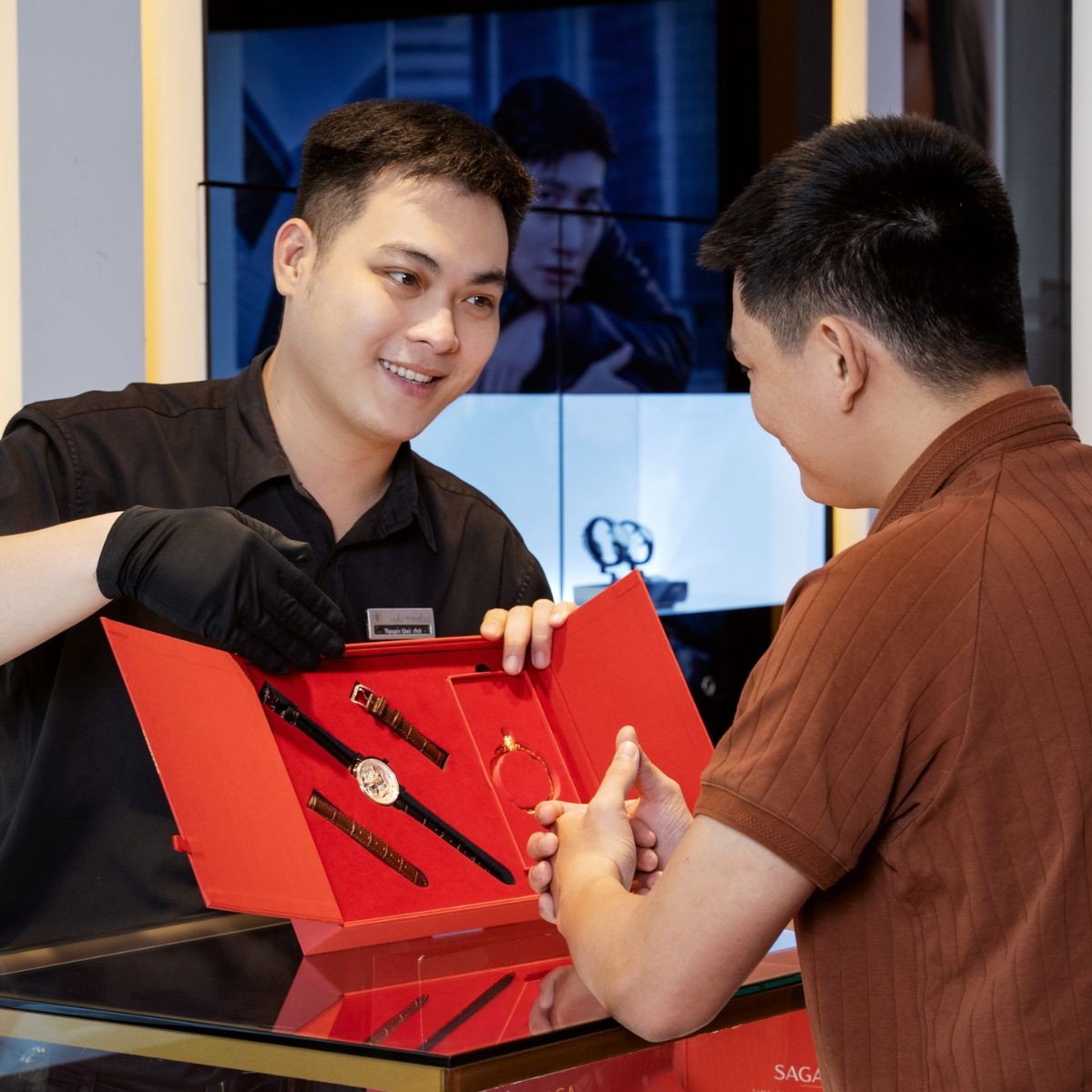 Quyền lợi khi mua đồng hồ hở tim chính hãng tại Saga Vietnam