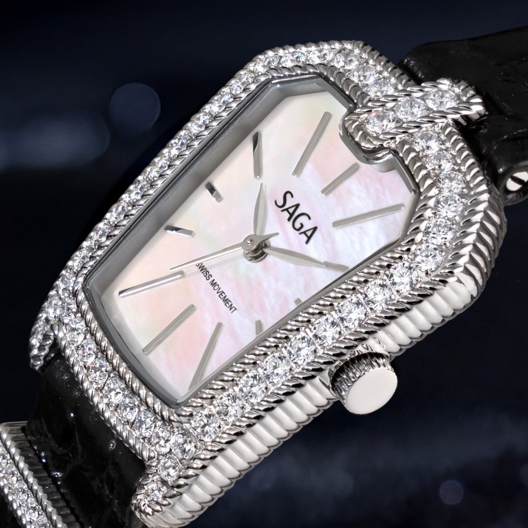 Đồng hồ Quartz Saga có ký hiệu Swiss Movement trên mặt số