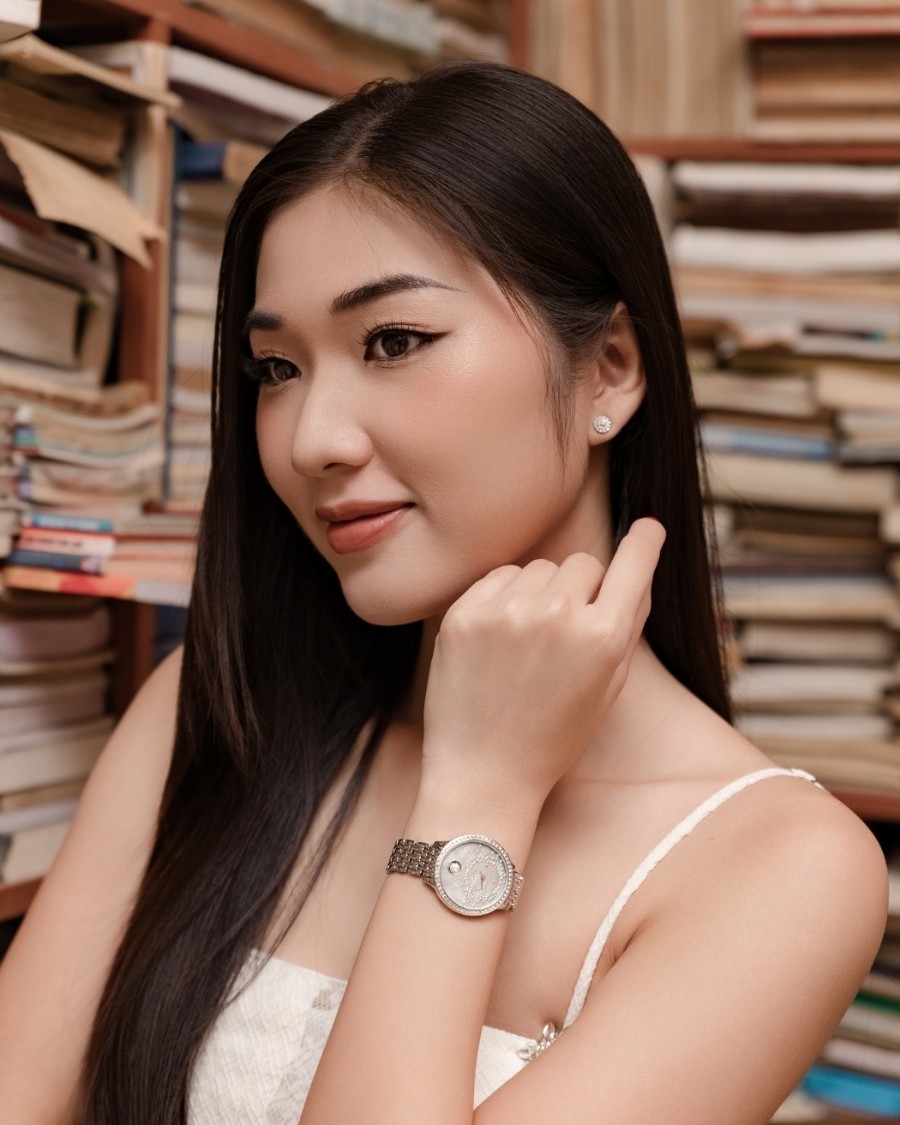 Thùy Trang cùng đồng hồ nữ Saga