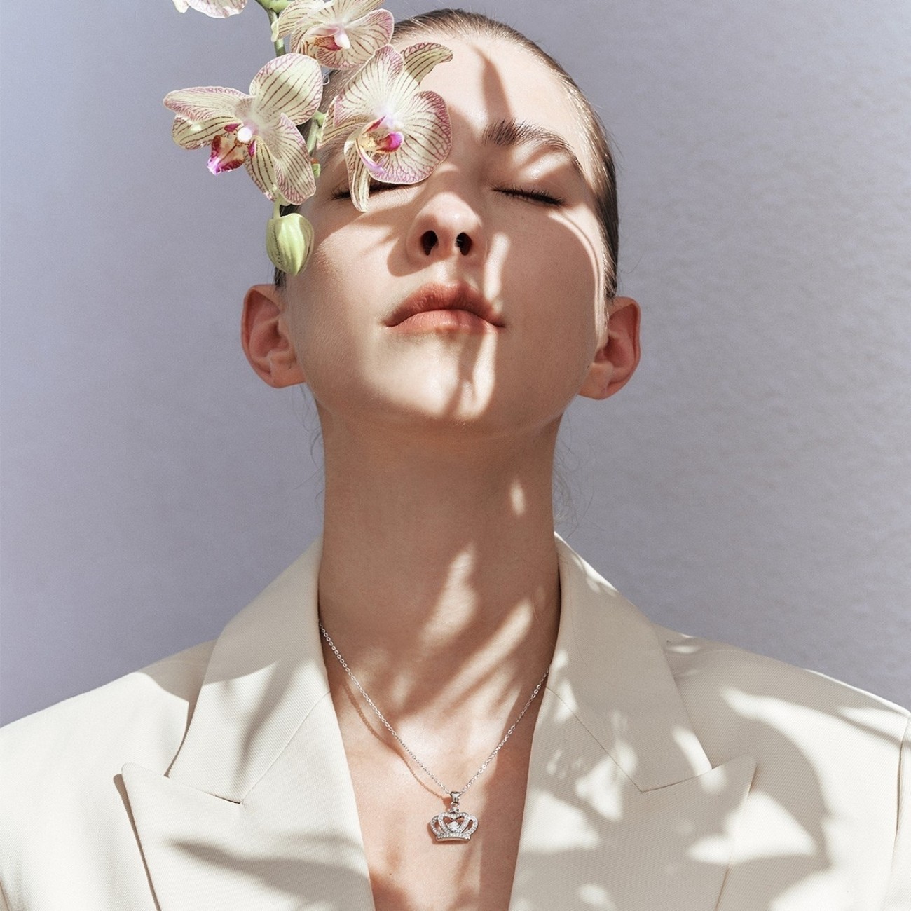 Đeo dây chuyền có thể cải thiện làn da, khớp