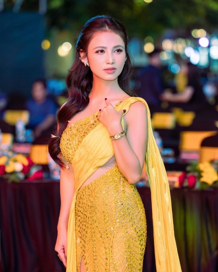 Mẫu đeo đồng hồ Saga