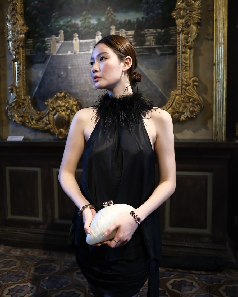 Mai Phun diện đồng hồ Saga