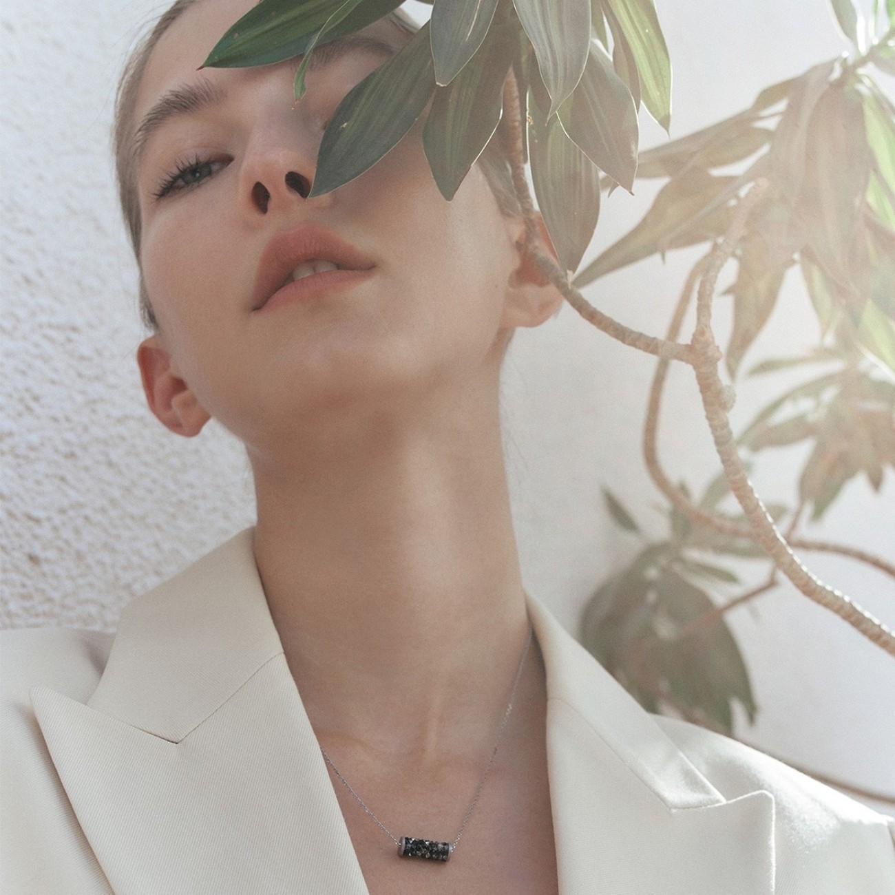 Hạn chế đeo dây chuyền trong lúc ngủ