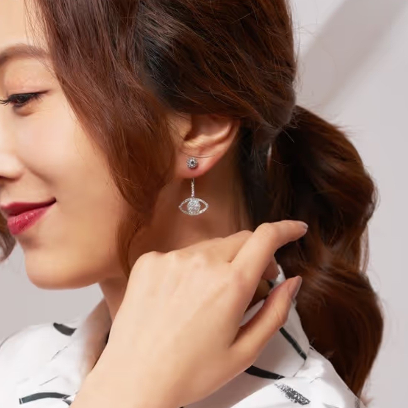 Lưu ý vệ sinh bông tai thường xuyên