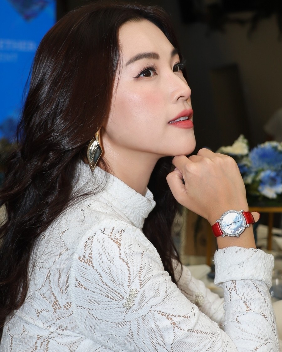 MC Hoàng Oanh đeo đồng hồ Saga