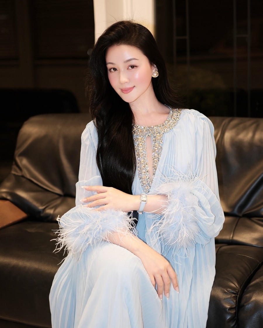 Hóa thành đại minh tinh với đồng hồ đính đá Saga