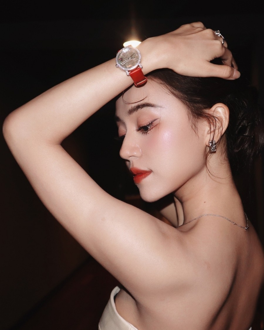 Linh Chi cùng đồng hồ Saga