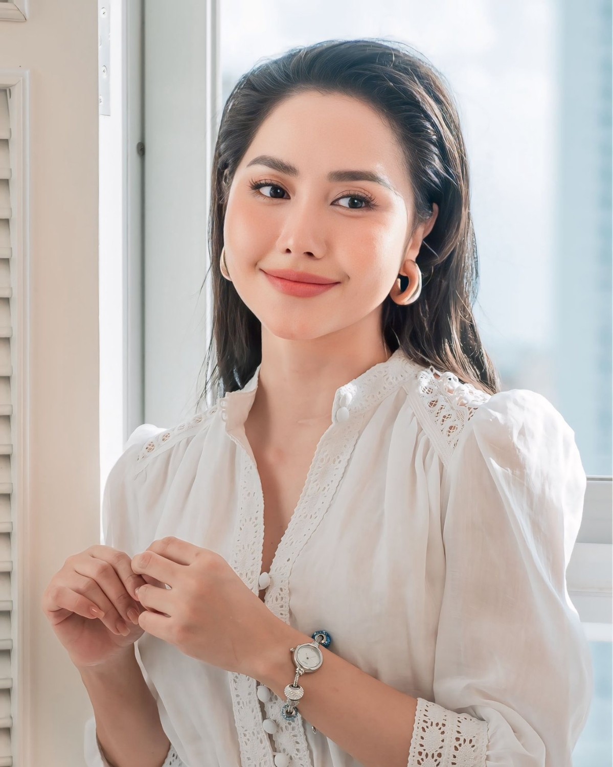 Diễn viên Tường Vi diện vòng tay charm Saga