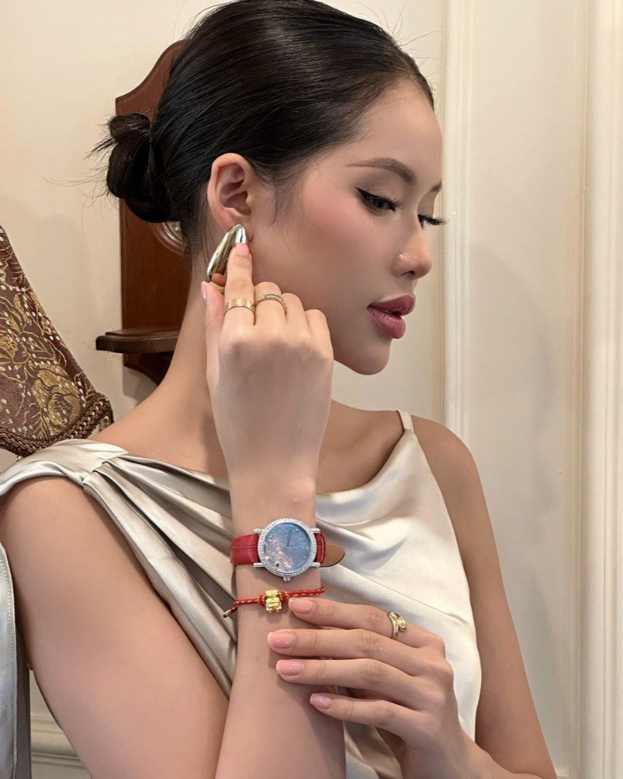 Đồng hồ Saga trên tay mẫu