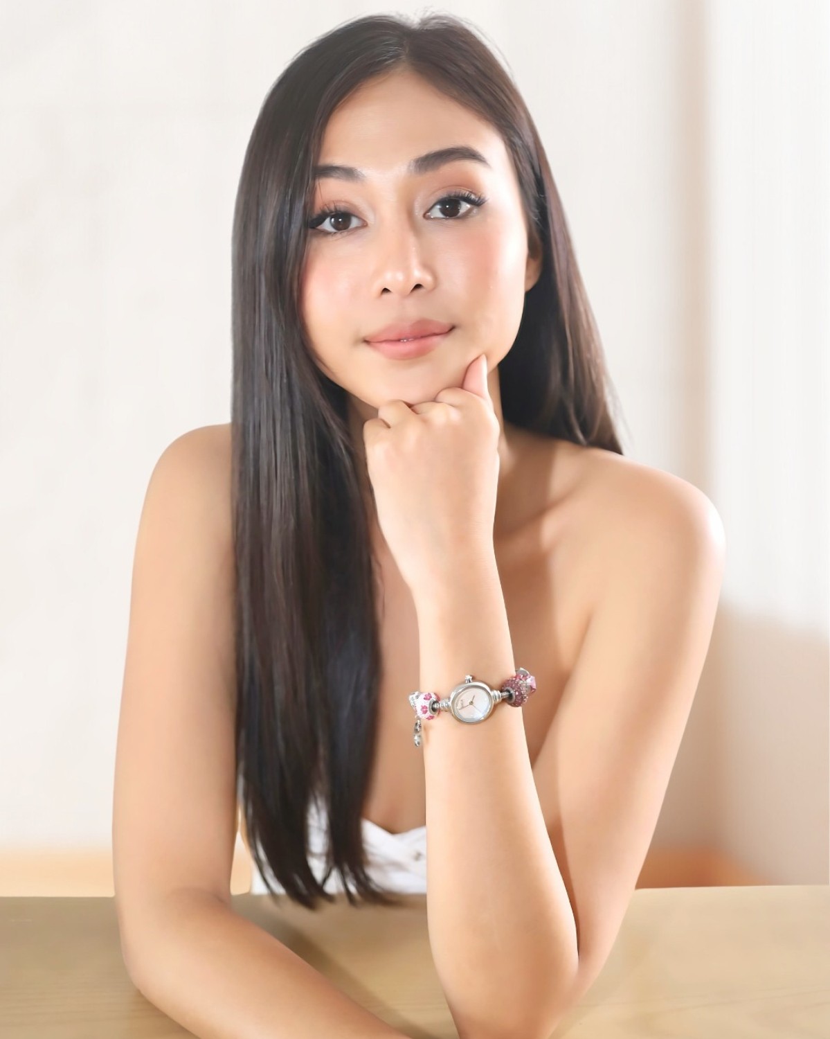 Á hậu Tuyết Như diện đồng hồ Saga