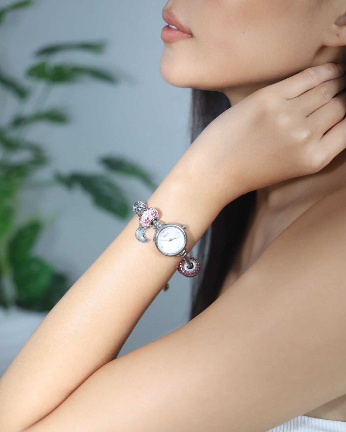 Á hậu Tuyết Như diện đồng hồ Saga