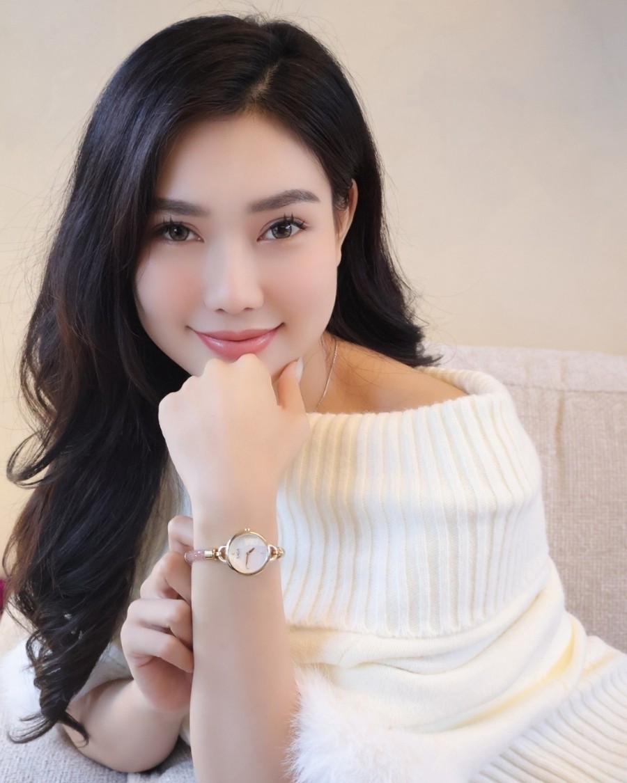 Thảo Nhi đeo đồng hồ Saga chính hãng