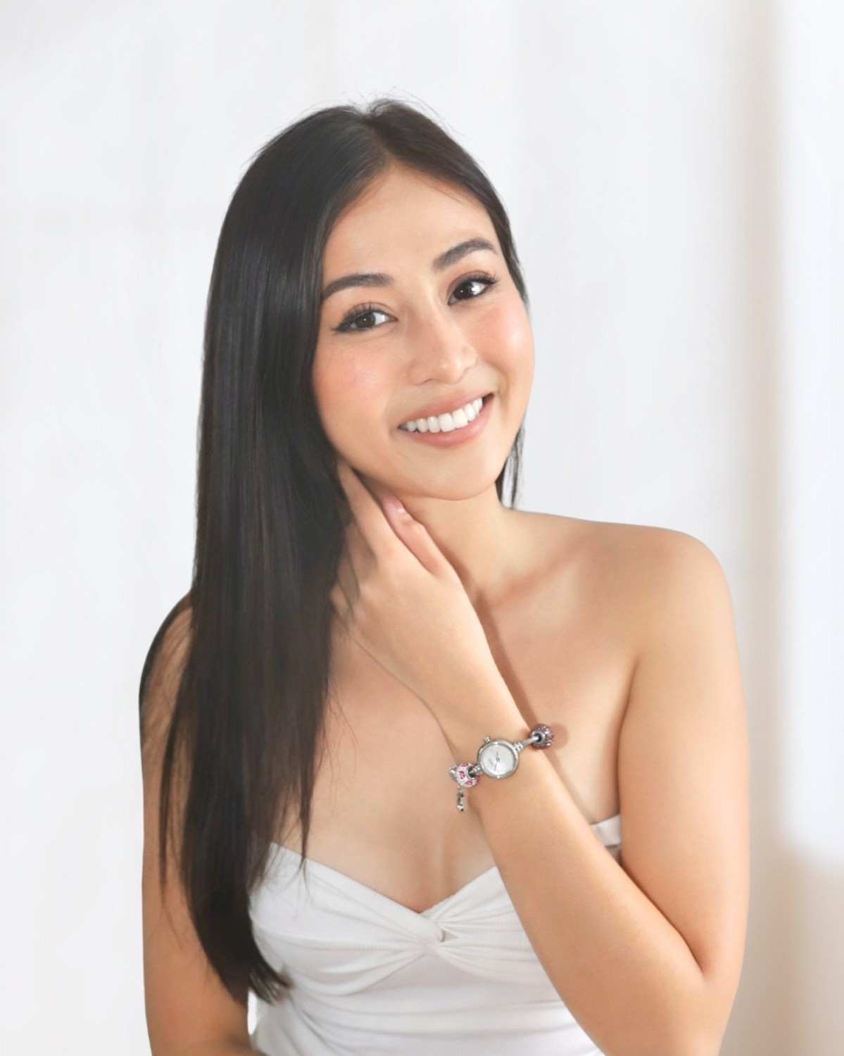 Tuyết Như đeo vòng tay charm