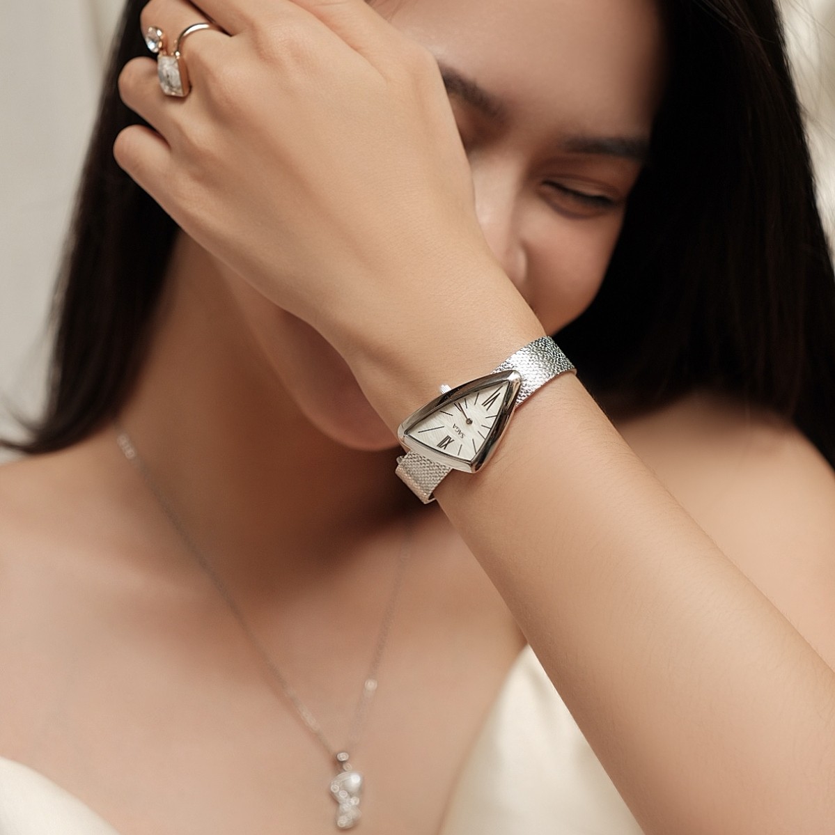 Đồng hồ mặt xà cừ sử dụng chất liệu kính cứng, thép không gỉ