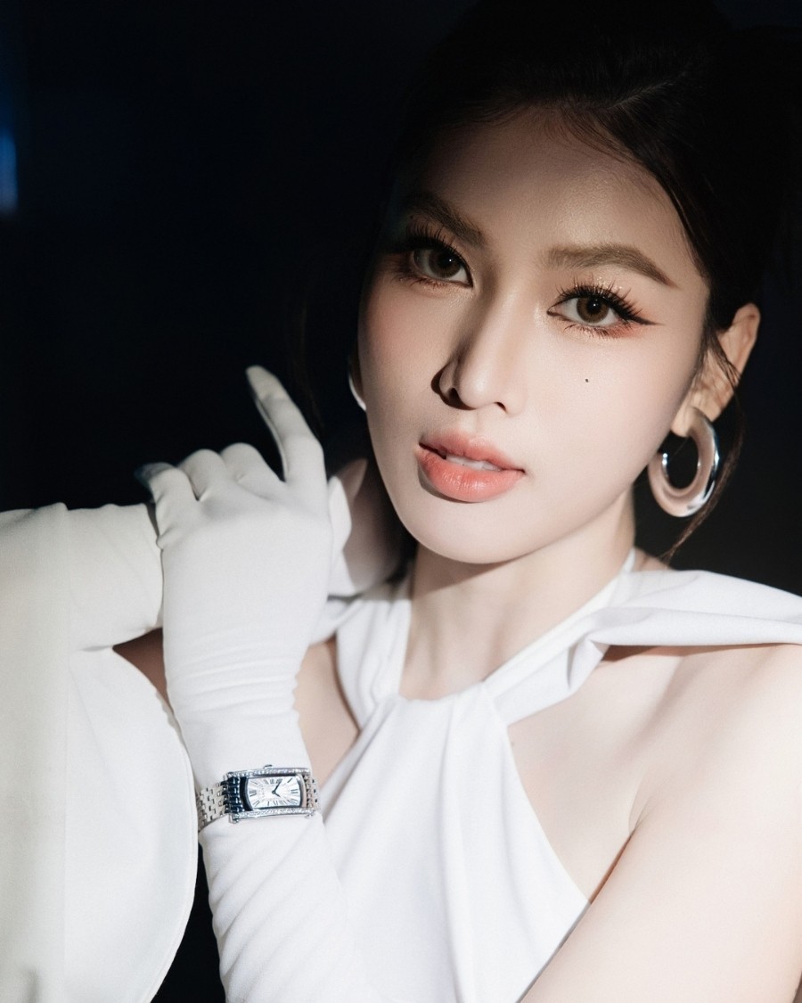 Ngọc Thảo diện đồng hồ Saga