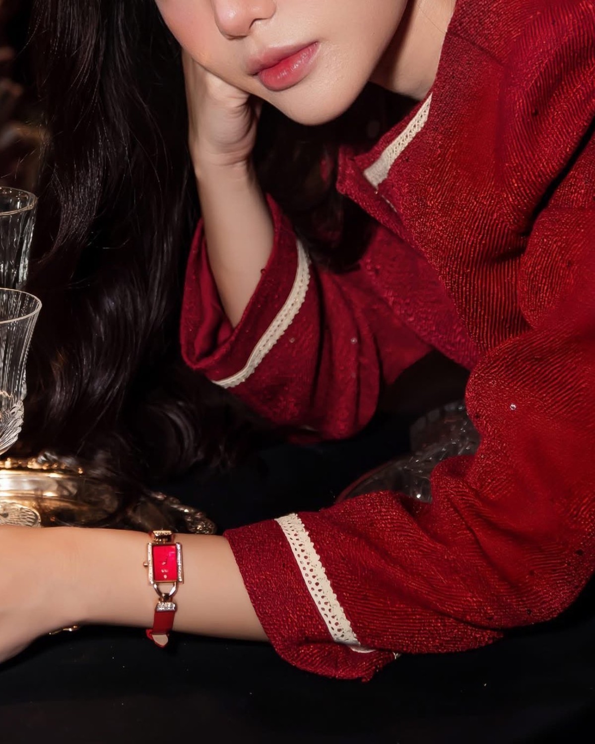 Nhật Hà đeo đồng hồ Saga 71936-RGRDRD-2