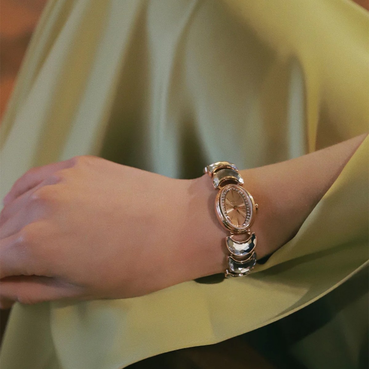 Saga Lunar 71959-RGRGTTR-2 – Mặt số 20x26mm – Cảm hứng Nữ Thần Mặt Trăng – Đính đá 6 Đồng hồ Saga Lunar 71959-RGRGTTR-2 trên tay Nàng