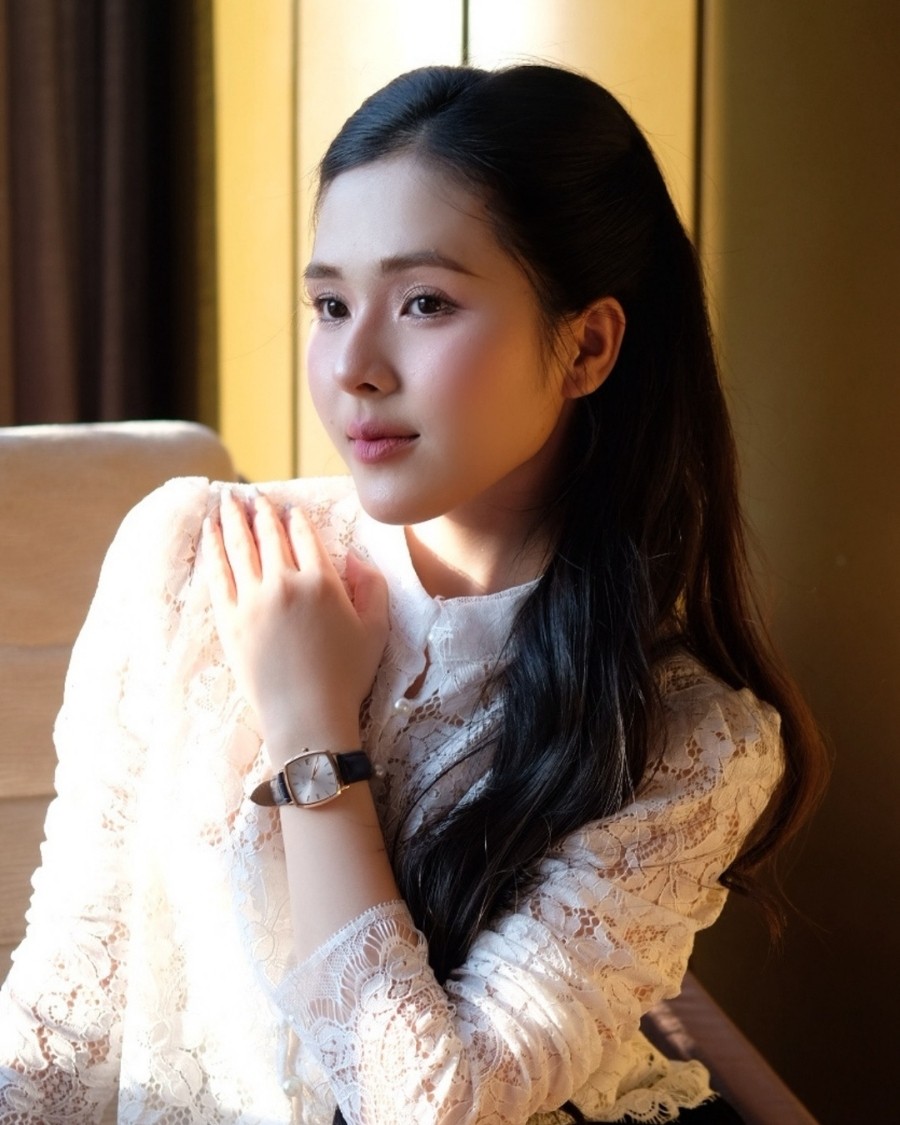 Mẫu đeo đồng hồ Saga Stella