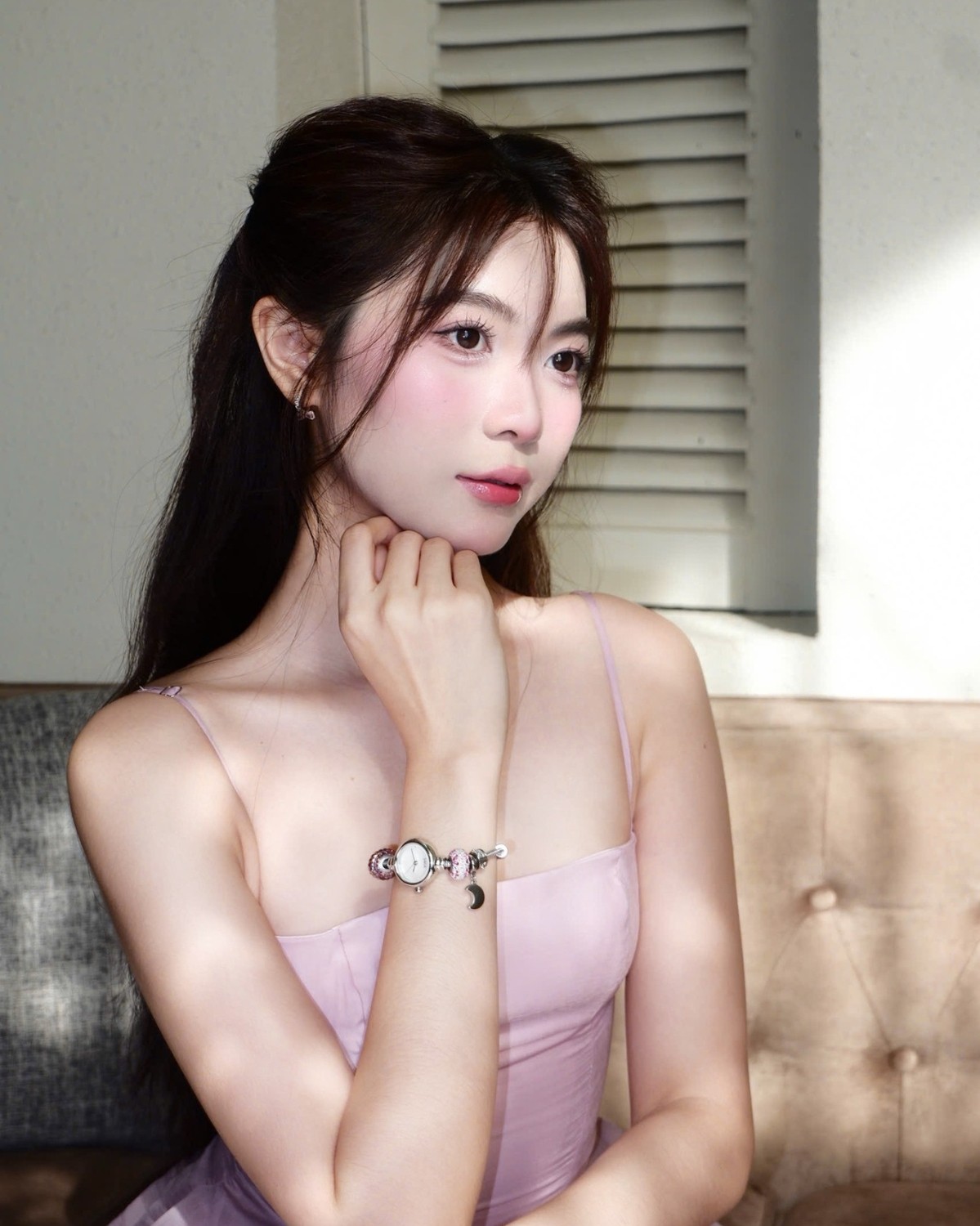 Mẫu diện vòng tay charm Saga