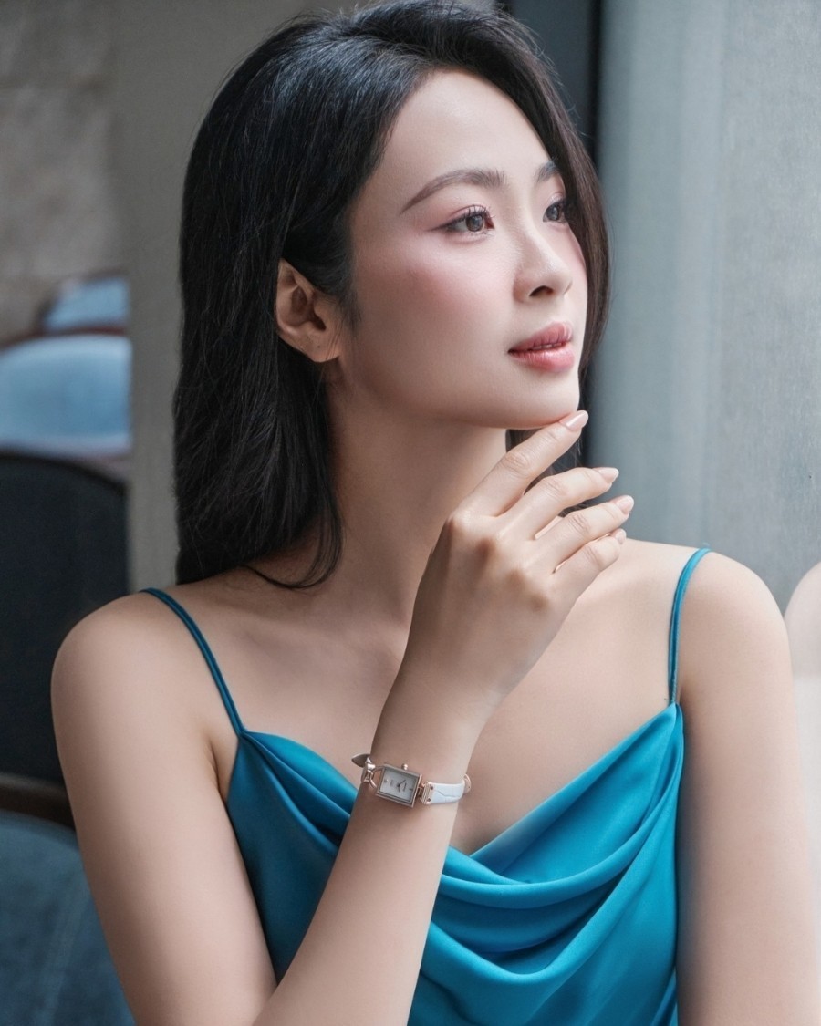 Trang Nguyễn diện đồng hồ Saga chính hãng